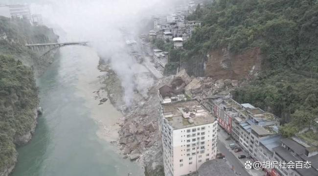 公交司机目睹彭水山体崩塌瞬间 惊险过程全记录