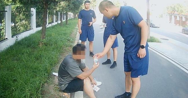 男子中暑摔倒 消防员出手施救 高温下的紧急救援