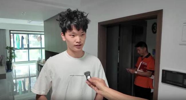 浙江安吉今年首批高考录取通知书送达 盛夏传喜报
