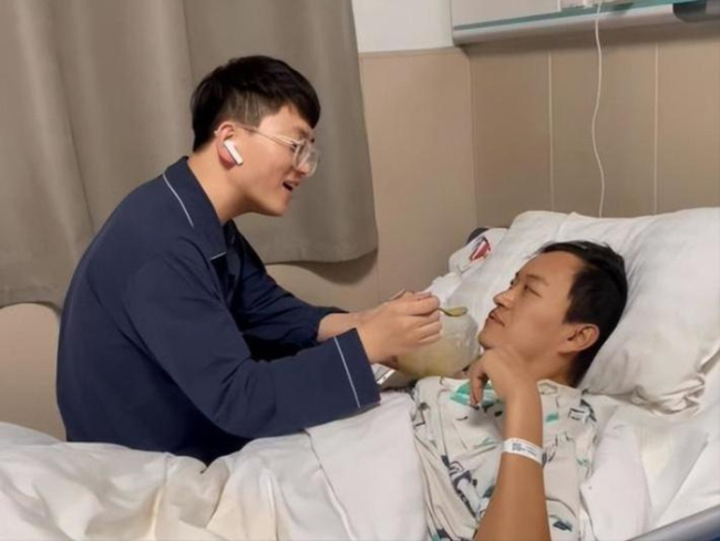 男子突发脑梗 好友跨省照顾960多天 不是亲人胜似亲人
