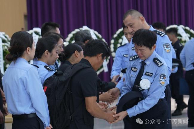 民警为护群众与歹徒搏斗牺牲 25岁生命定格英勇瞬间