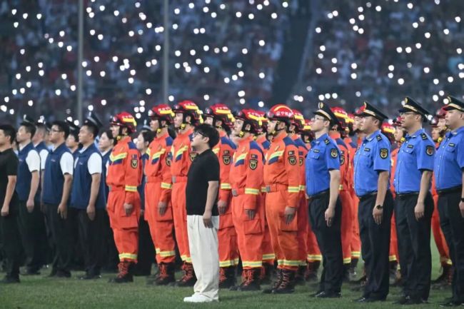 “东北超”赛前致敬一线防汛英雄