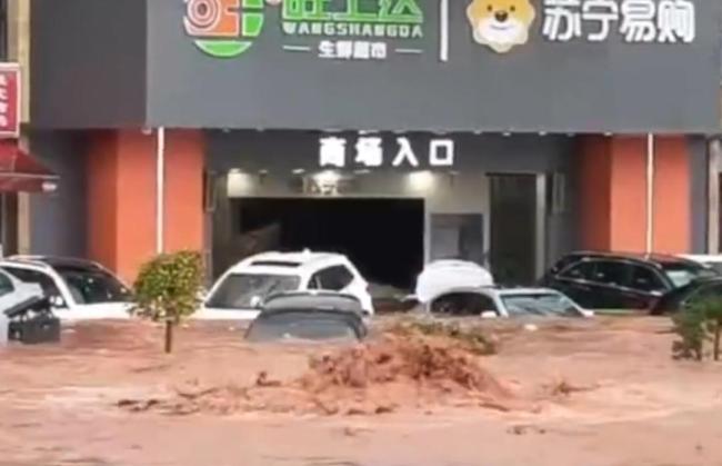 昆明一大型商超遭暴雨倒灌被淹