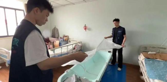 00后男护士转行当助浴师月入过万