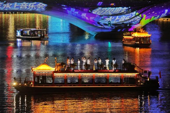 万人同唱《我和我的祖国》 运河夜色里的震撼合唱