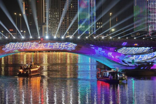 万人同唱《我和我的祖国》 运河夜色里的震撼合唱