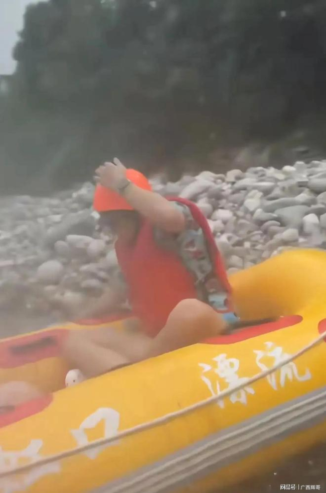 东北女生漂流被浇透仍开怀大笑 林更新水仗认怂记