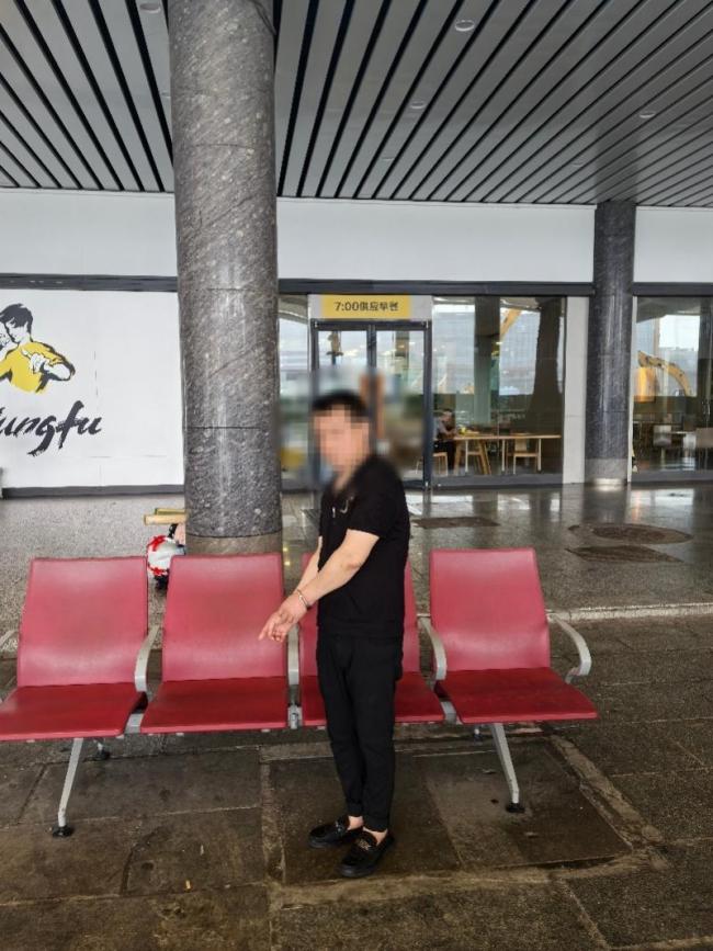 两男子趁乘客候车睡着偷手机被抓