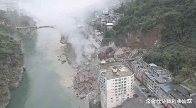 重庆崩塌体存危岩块体 强降雨或失稳 山体滑坡现场惊魂