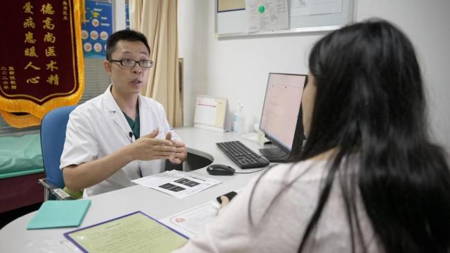 积水齐腰 他说这班非去不可 风雨无阻的坚守