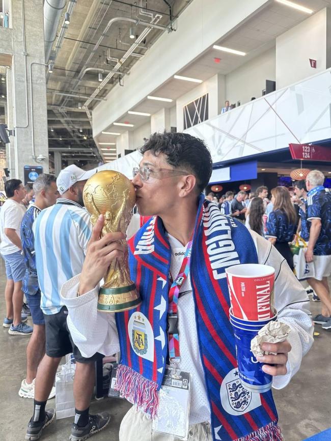 在世界杯看台上手捧“大力神杯”的人 球迷梦想成真
