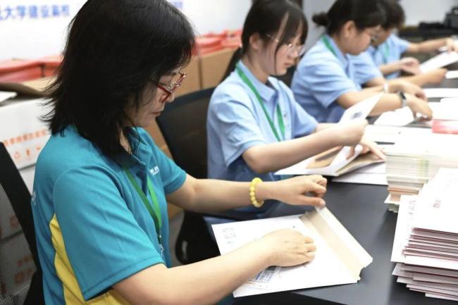 郑州大学录取通知书已寄出 2026级新郑大人启航