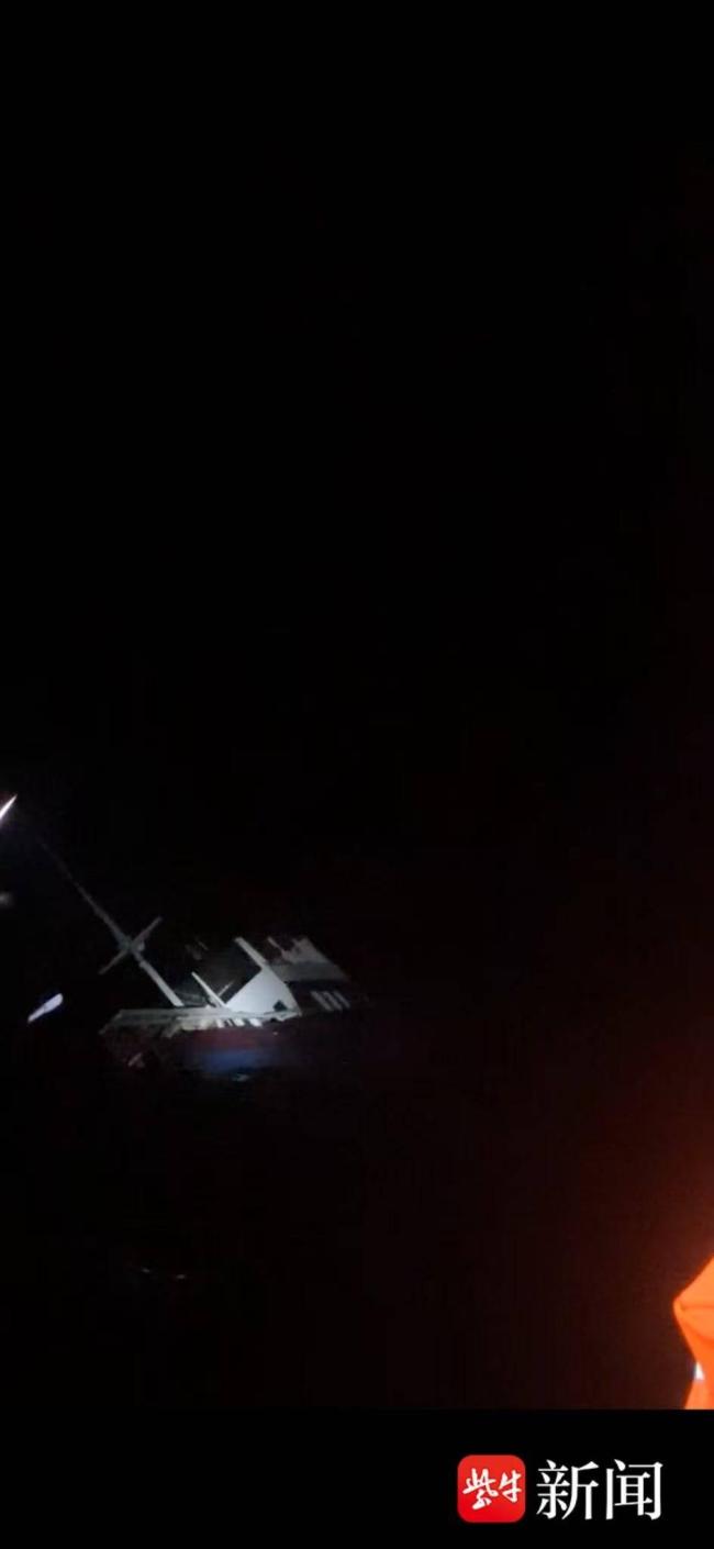 中国游客亲历印尼沉船 黑夜中救生筏漂流数小时