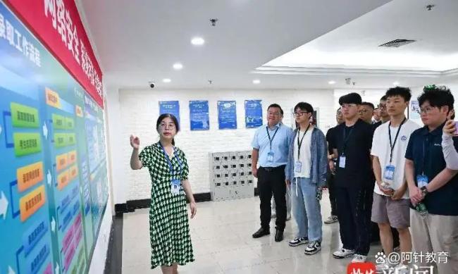 考生代表参观高招录取现场 揭秘录取流程的透明与公正