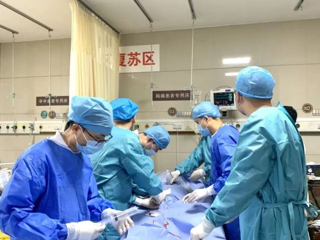 高温天男子胸闷硬扛10小时险丧命