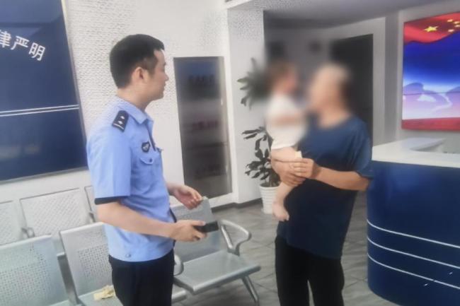 38度高温幼童赤脚独自上街 警方及时救助化险为夷