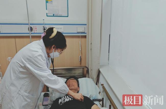 男子被螃蟹夹全身过敏险窒息