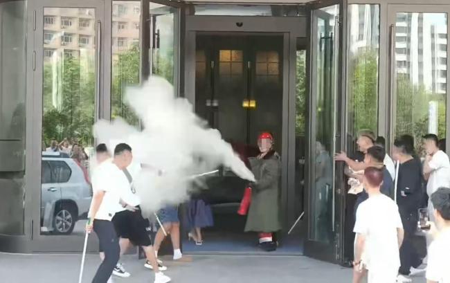 婚闹现场新郎用灭火器狂喷接亲团