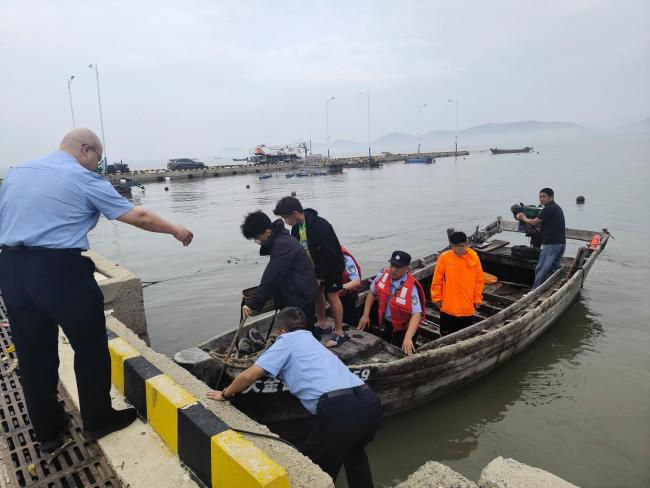 男子钓鱼失联警民成功搜救 海钓遇险获救