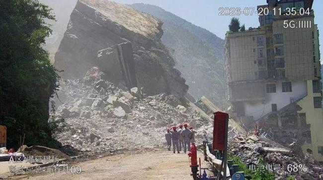 重庆山体崩塌巨石新一轮爆破成功 救援进入深度阶段
