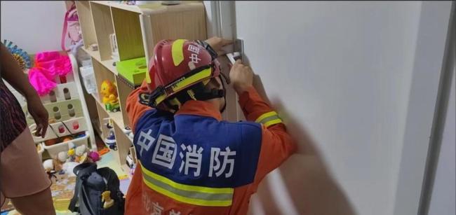 女孩在家熟睡消防员砸门都没醒 睡眠质量惊呆众人