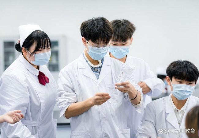 “人医”录取分数线被“兽医”反超 临床医学遇冷探因