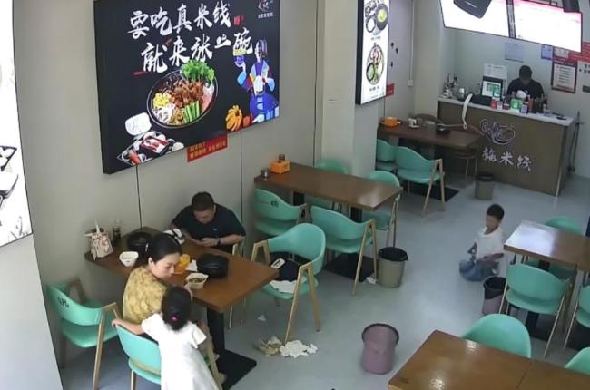 女孩故意踢翻垃圾桶4岁男孩默默收拾 家教差距显现