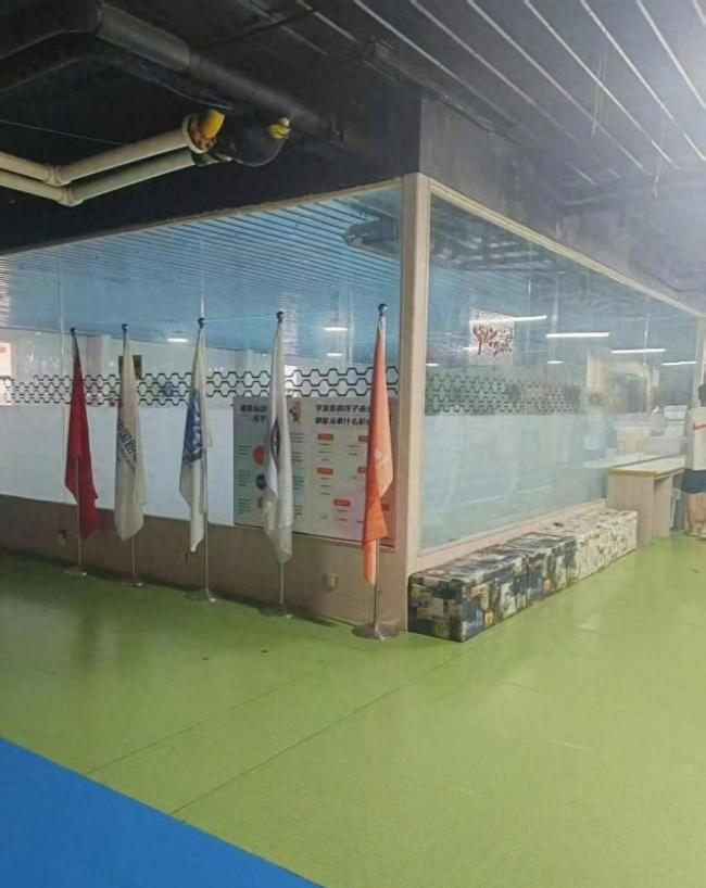 男孩泳池溺水工作人员岸上玩手机