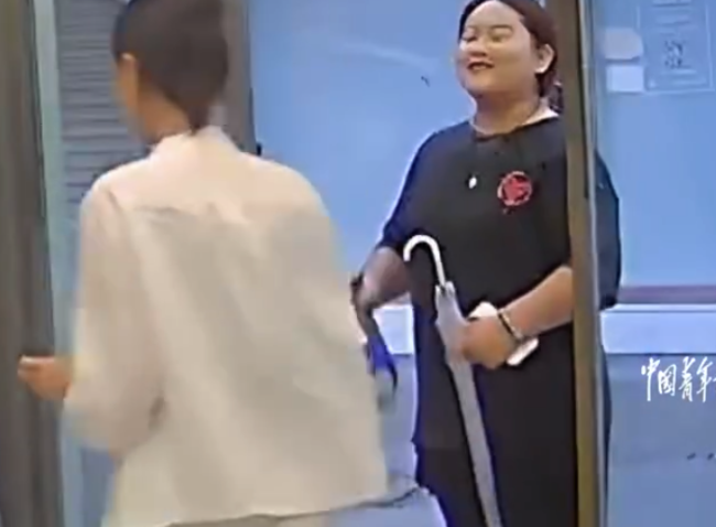 热心店主常备一次性雨伞送路人:有人经常会困在门口走不了,就感觉他们有很多急事