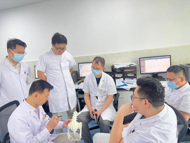 医生回应女孩腰骨滑进肚子致腰腿痛 7年求医终获治愈