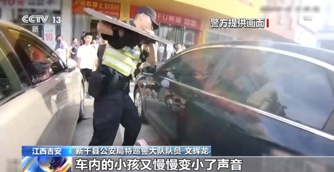 幼童被困车内 警方破窗施救