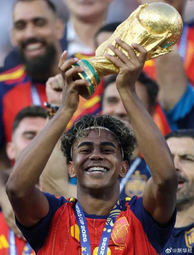 FIFA发布世界杯海报 罗德里站C位 引发球迷热议