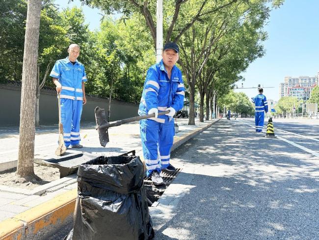 通州全区4.7万个雨水箅子完成两轮清掏
