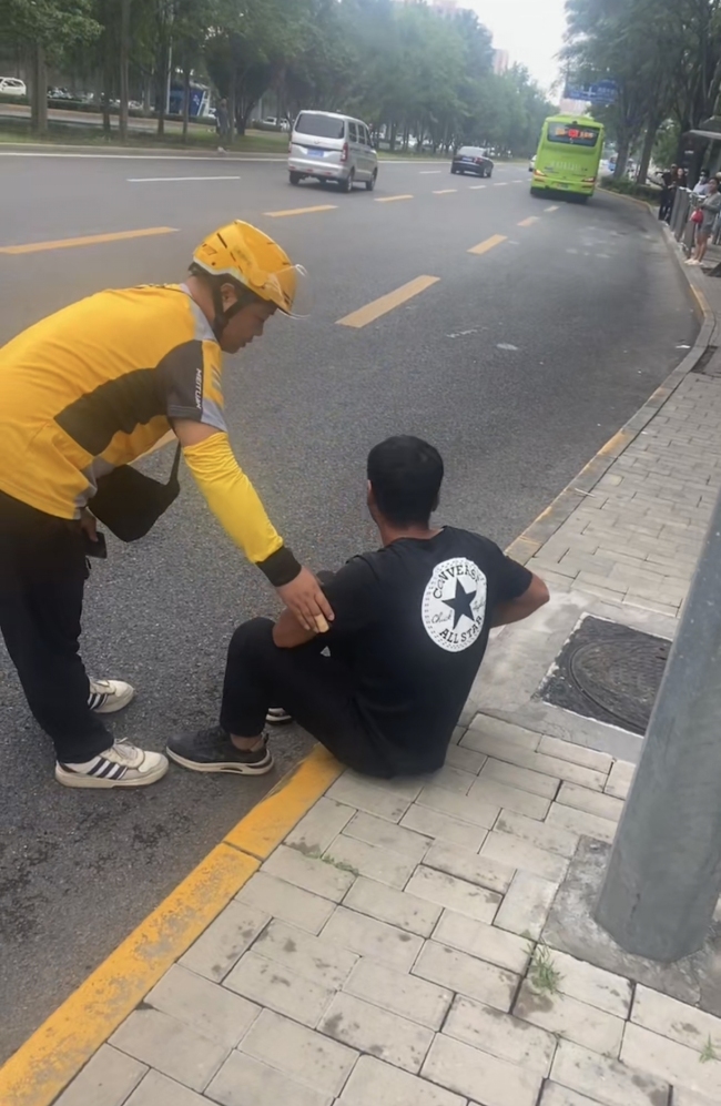 男子醉酒倒地 外卖骑手暖心相助 路遇险情伸援手