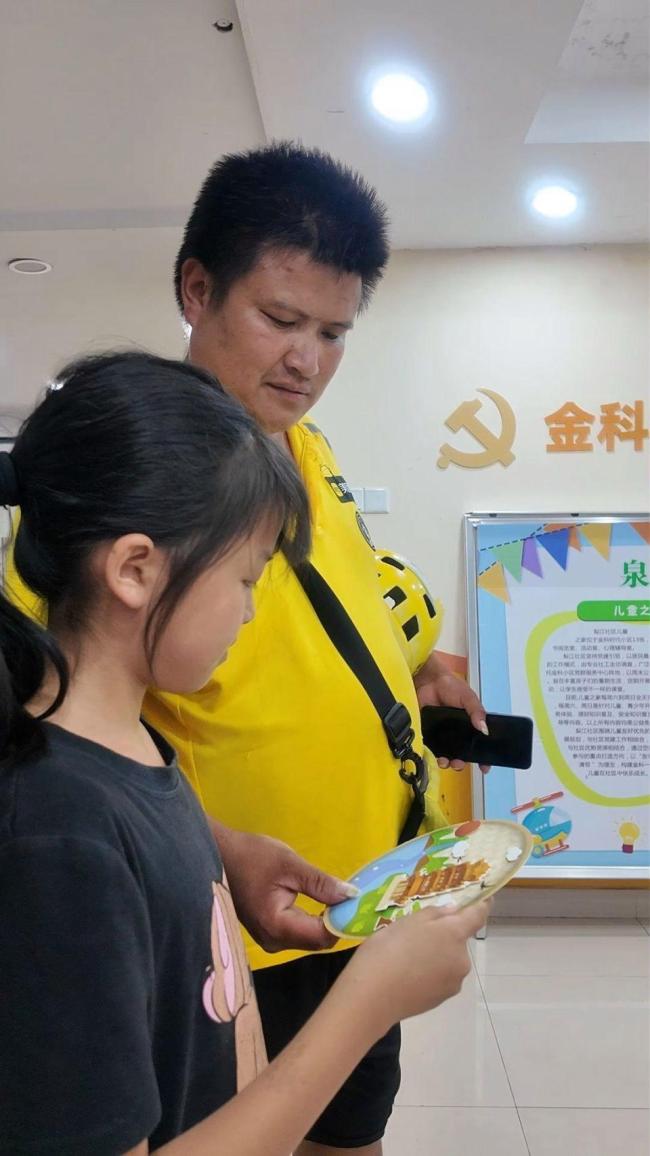 男子为还百万欠款每天跑16小时外卖 奋斗还债与家庭希望