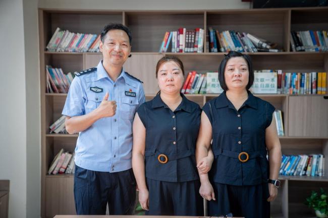 双胞胎妹妹一眼认出失散40年姐姐