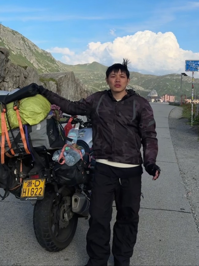 小伙辞职后与女友骑浙D摩托到巴黎