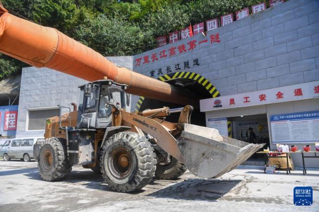 国内首条穿越长江高铁隧道贯通 渝厦高铁建设迎重大进展