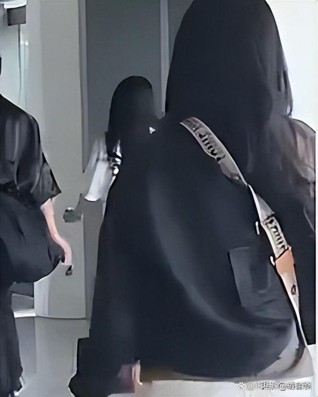 谢霆锋送别父亲后首露面！黑衣素服抵青岛，全程低头难掩疲惫