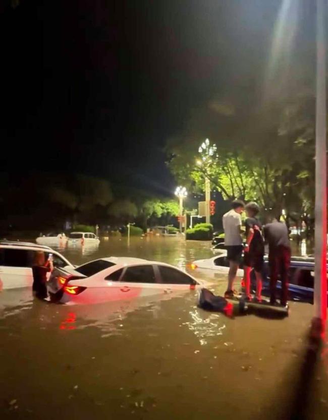 石家庄暴雨有路段积水深至大腿 市民经历难忘一夜