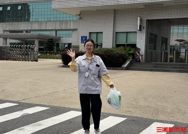 双胞胎兄妹高考交卷就进厂赚学费 自立自强攒大学费用