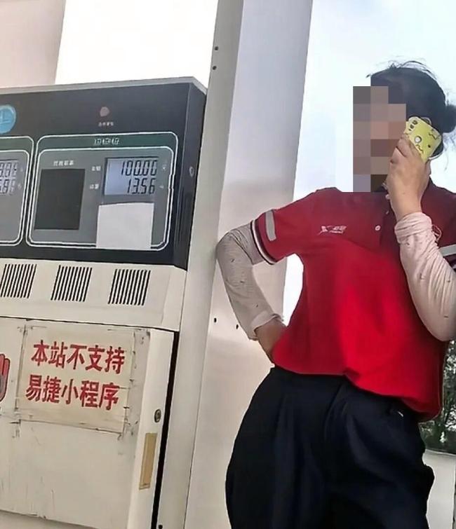 加油员在油枪旁接打电话 管理方回应 安全隐患引关注