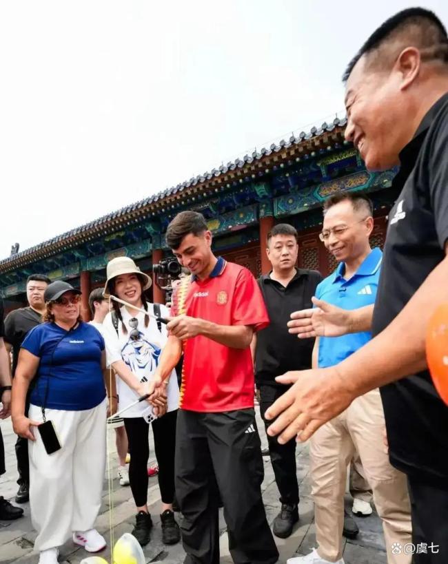 佩德里游天坛熟练抖空竹 文化与技艺的交融