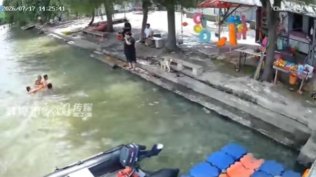 工人救起溺水一家三口默默离开 平凡英雄的温暖救援