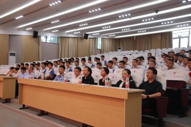 中学18位学生同日被空军航空大学录取
