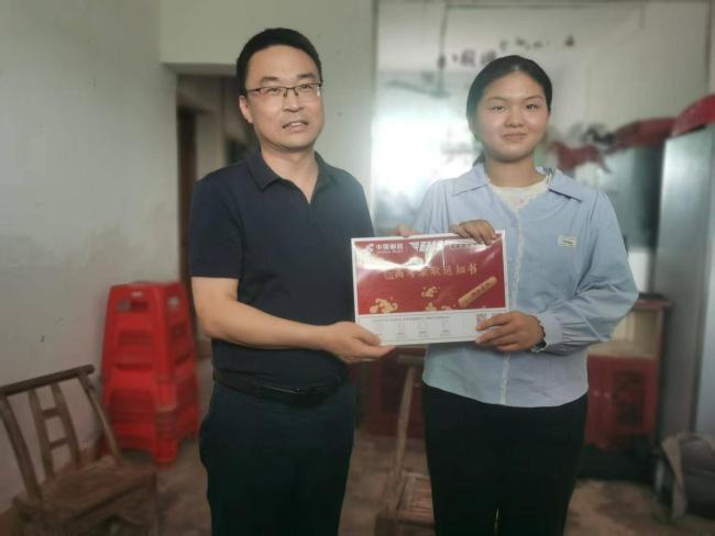 长江大学校长为孤身追梦女孩送通知书