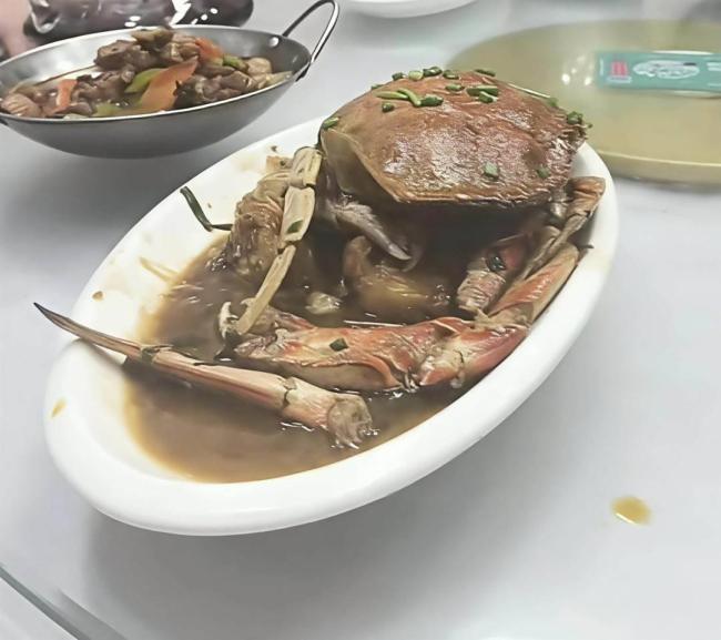 普陀山“同款螃蟹三个价” 相邻店铺差近百元