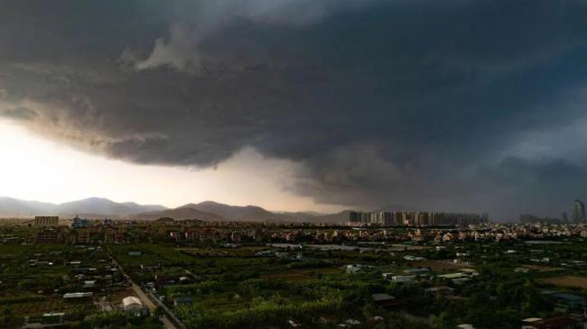 台风登陆后雨水像从高压水枪射向地面