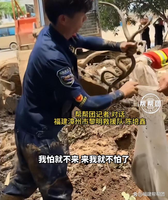 福建捕蛇能手在广西排除蛇患 勇者无畏再赴险