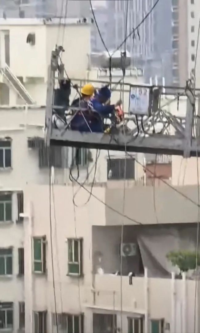 台风天两工人被困高空 吊篮反复撞墙